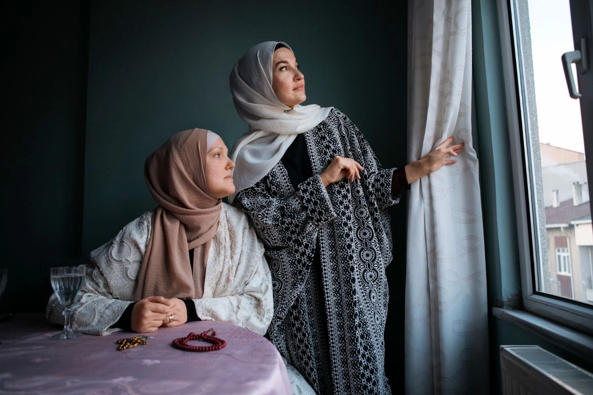 5 Cara Tampil Chic Saat Lebaran Tanpa Outfit yang Terlalu Ramai
