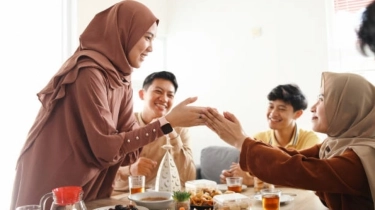 Tradisi Salam Tempel saat Lebaran: Bagaimana Hukumnya dalam Islam?