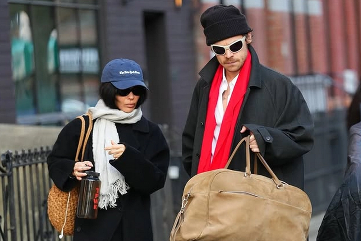 Harry Styles Tampil Stylish di Bandara, Gaya Simpel tapi Tetap Ikonik