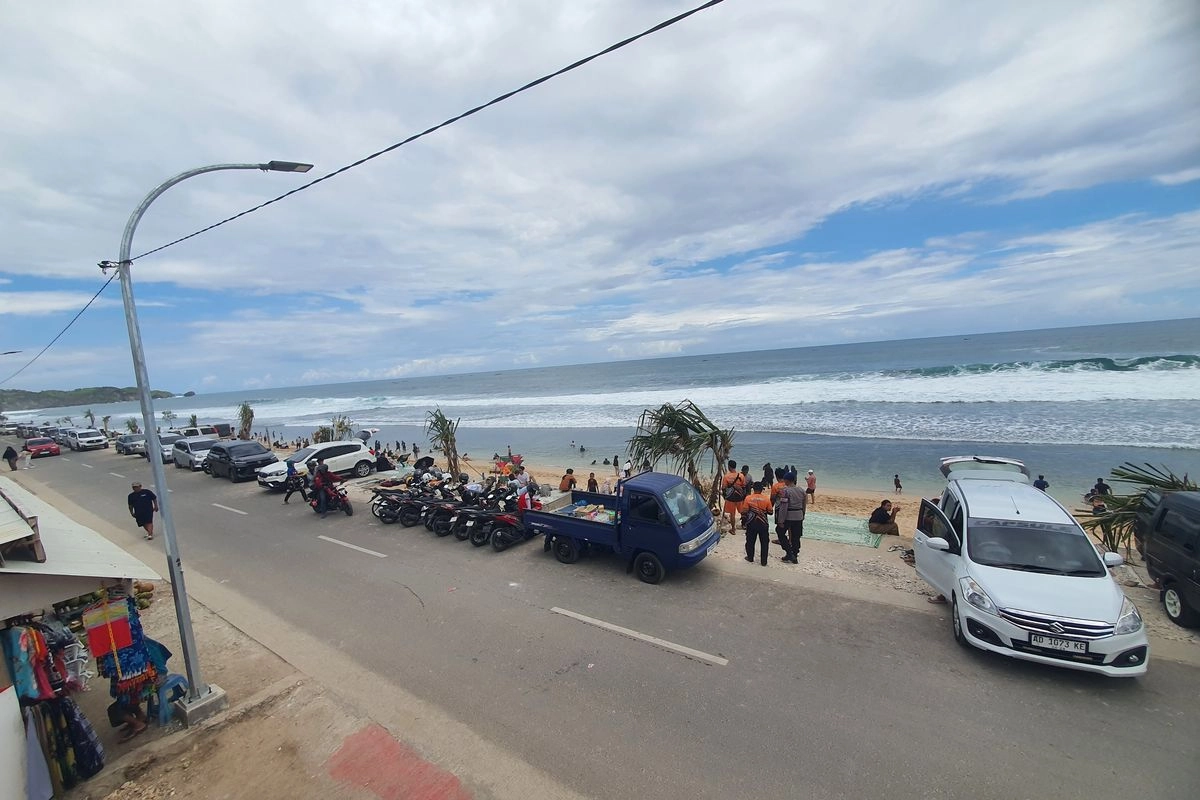 Puluhan Ribu Wisatawan Padati Pantai Gunungkidul, Antrean Mengular di Pantai Drini