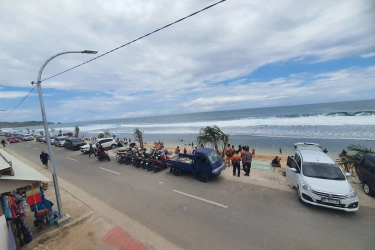 Puluhan Ribu Wisatawan Padati Pantai Gunungkidul, Antrean Mengular di Pantai Drini
