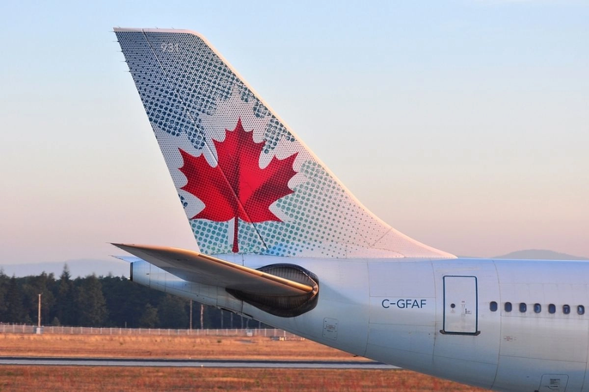 Pesawat Air Canada Tabrakan dengan Kendaraan Penyelamat di Bandara New York