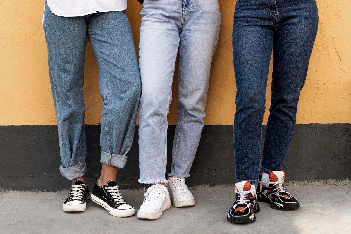 7 Tipe Jeans untuk Wanita 50+ agar Tampil Stylish dan Nyaman