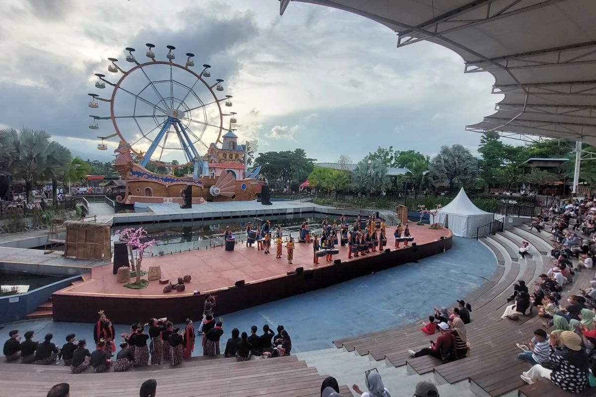 Hujan Tak Surutkan Kunjungan Wisatawan ke Saloka Theme Park Saat Libur Lebaran