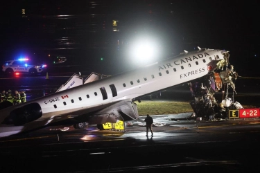 Pesawat Air Canada Tabrak Mobil Damkar di New York, Bandara Ditutup