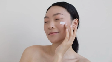 Pakai Sunscreen Dulu atau Day Cream Dulu? Ini Urutan Skincare yang Benar