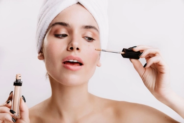 5 Tips Pakai Concealer agar Tidak Menumpuk di Garis Halus Wajah