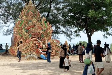 Dihibur Musik Tongtong, 1.000 Tiket Ludes Terjual di Pantai Talang Siring Pamekasan