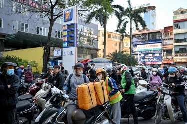 Harga Solar Vietnam Naik 2 Kali Lipat Imbas Perang, Warga Simpan Truk dan Naik Sepeda
