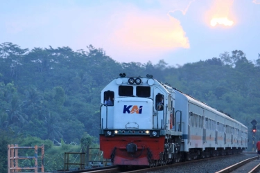 Ide Liburan Hemat, Ini Rute Kereta Api Lokal dengan Pemandangan Indah