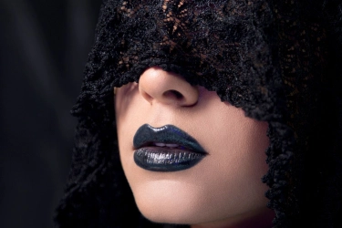 Fantasy Lip Art Jadi Tren 2026, Lipstik Warna Berani Makin Populer