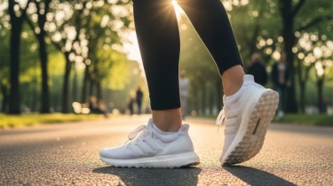 7 Rekomendasi Sepatu Jalan Nyaman untuk Traveling Agar Kaki Tidak Cepat Pegal