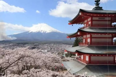 Kereta Wisata Gunung Fuji Khusus Turis Mulai Beroperasi, Tertarik Coba?
