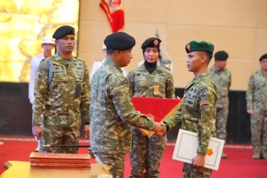 Panglima TNI Anugerahkan KPLB Prajurit Juara Hafalan 30 Juz Al-Qur’an di Libya