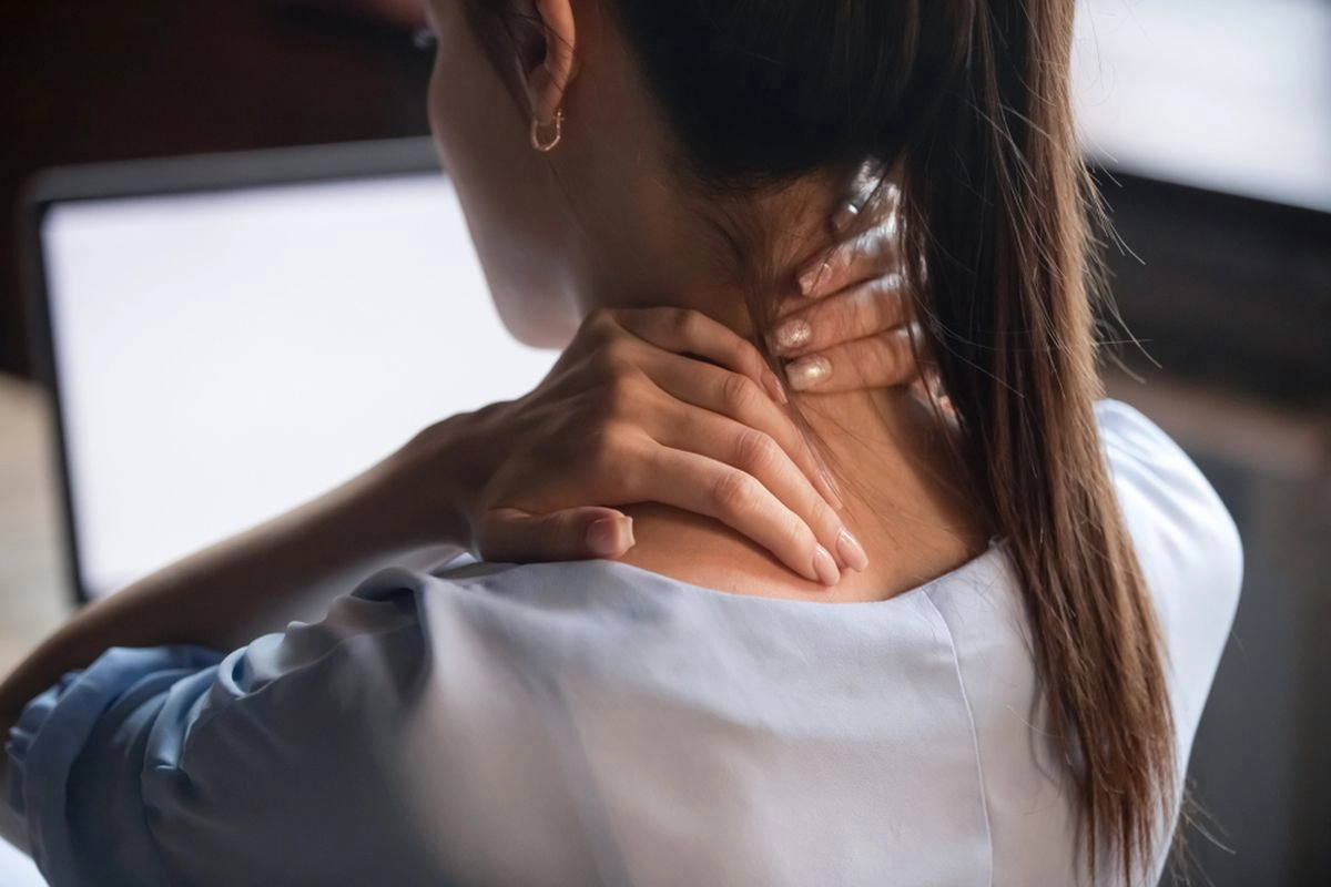 5 Cara Meredakan Tech Neck, Nyeri Leher dan Bahu akibat Penggunaan Gadget