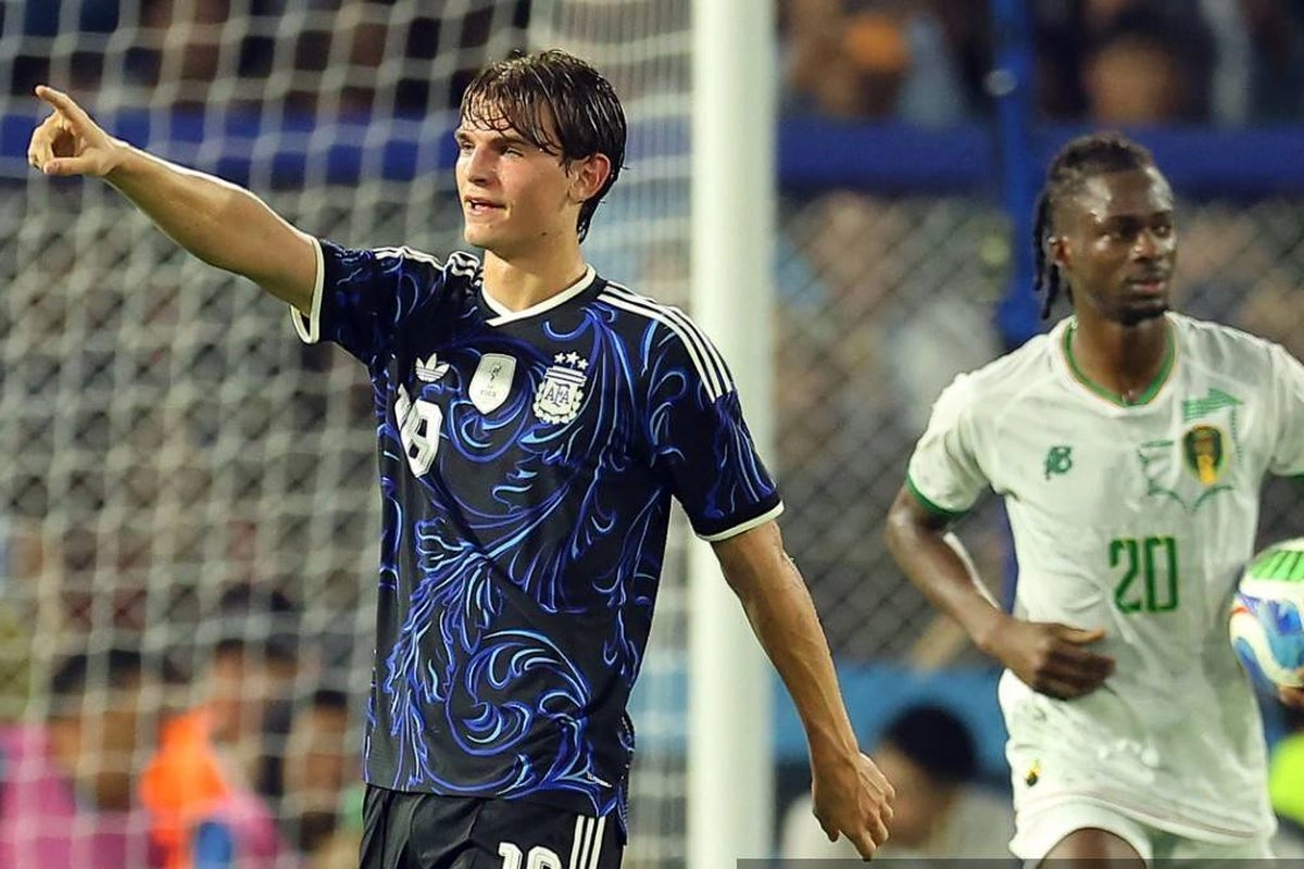 Senyum Lionel Messi Sambut Gol Debut Nico Paz untuk Argentina