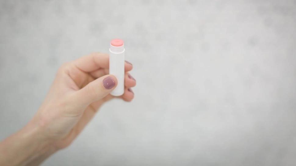 Mana yang Benar, Lip Balm Dulu atau Lip Serum? Ini Urutannya