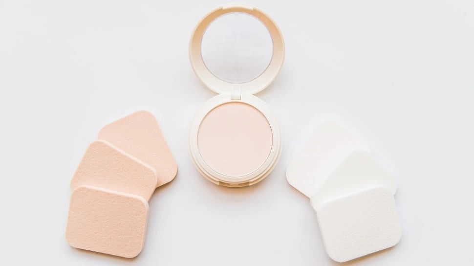 Perbedaan Compact Powder dan Two Way Cake: Mana yang Cocok untuk Kulit Anda?