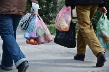 Harga Plastik Melonjak Imbas Konflik Timur Tengah, Pedagang Tertekan