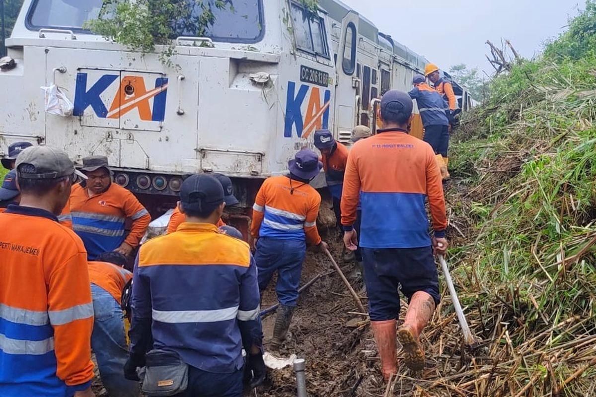 Perjalanan Kereta Terganggu akibat Longsor, KAI Kebut Pembersihan Rel Maswati–Sasaksaat