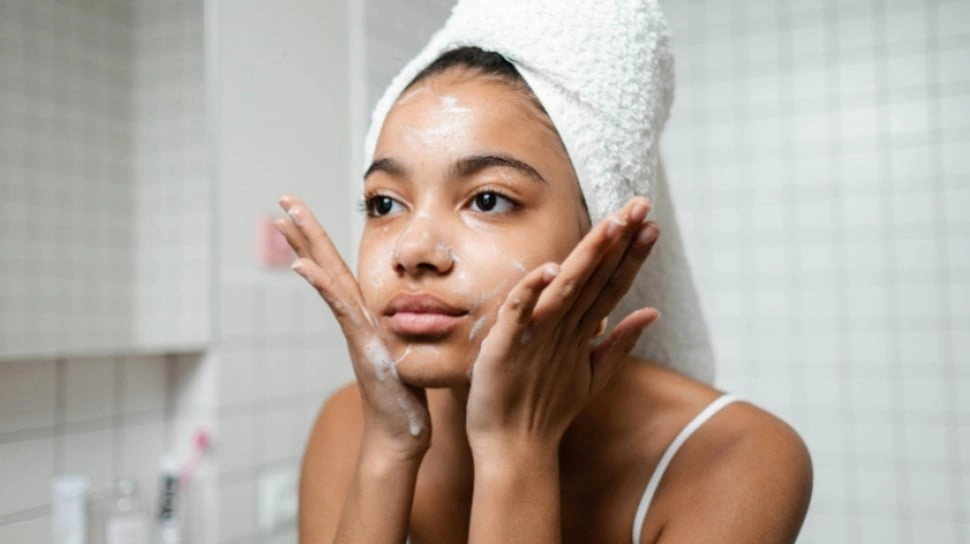 Exfoliating Toner vs Cleanser: Mana yang Lebih Ampuh Bikin Wajah Glowing?