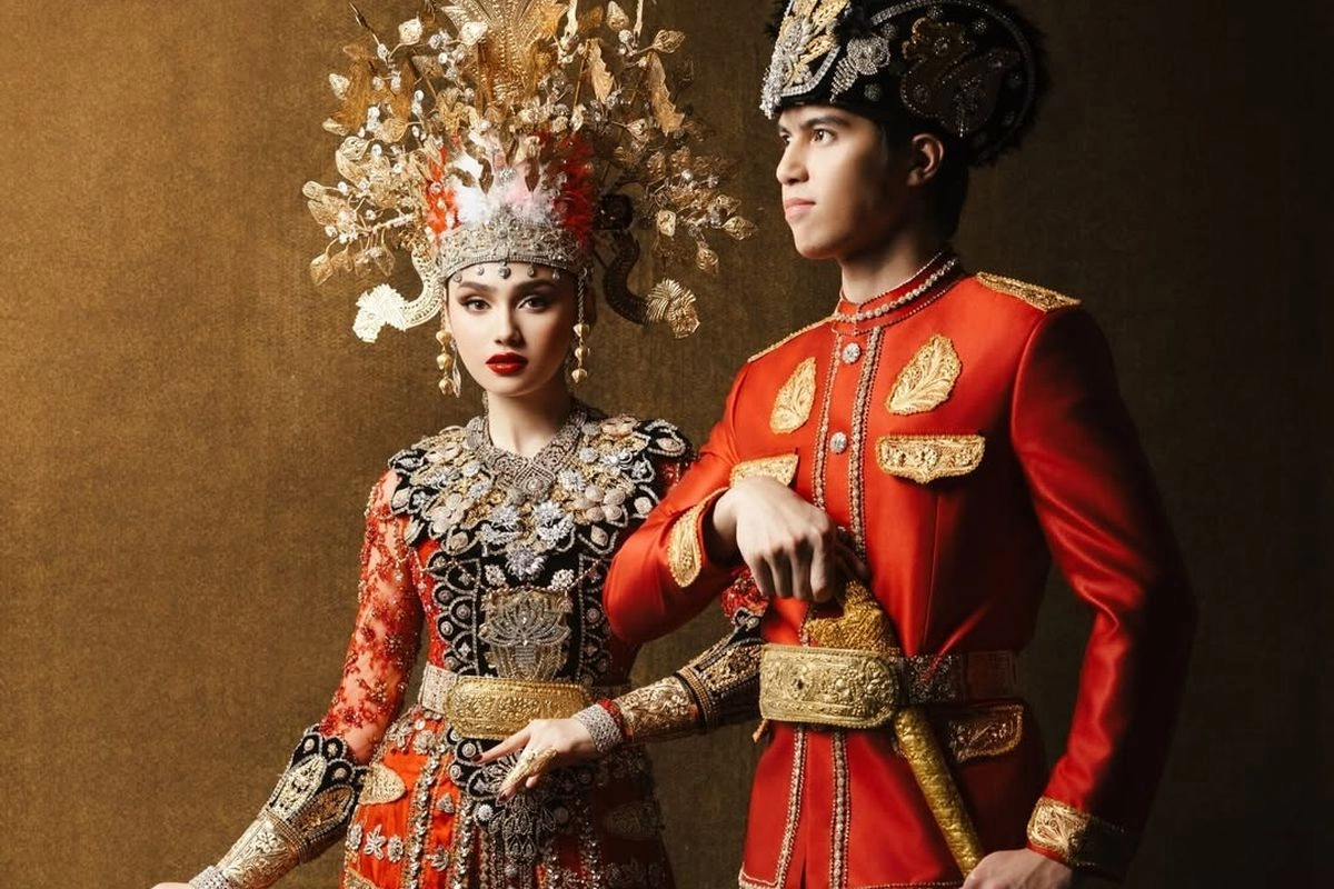 7 Detail Busana Adat Gorontalo Syifa Hadju dan El Rumi saat Prewedding, Serba Merah