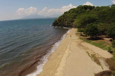 5 Pantai di Situbondo yang Punya Pasir Putih dan Pemandangan yang Indah