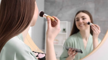 Bedak Tabur atau Blush On Dulu? Ini Urutan Makeup yang Benar agar Wajah Flawless Merona