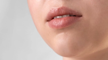 Apakah Retinol Wajah Boleh Dipakai di Bibir? Bukan Pink dan Plumpy, Ini Risiko yang Mengintai