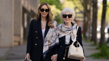 Buttonscarves Gandeng Alexandra Lapp, Hadirkan Koleksi Syal Sutra dan Tas Kulit dengan Gaya Klasik