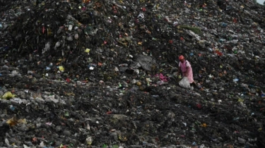 Indonesia dalam Pusaran Waste Colonialism: Saat Limbah Global Berlabuh di Negeri Sendiri