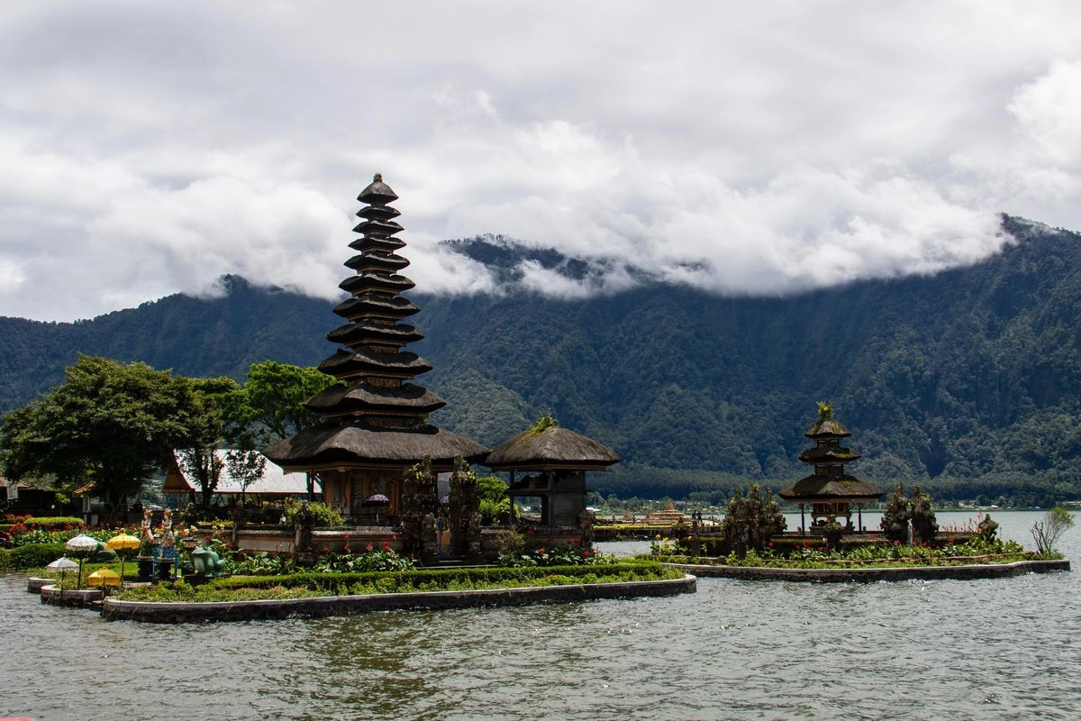 Di Balik Kabut Bedugul, Ulun Danu Jadi Magnet Wisatawan Saat Libur Panjang di Bali