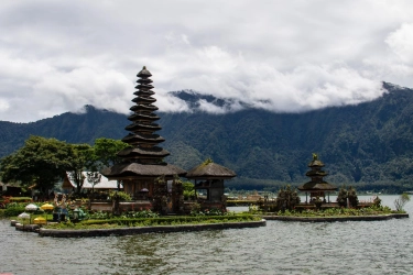Di Balik Kabut Bedugul, Ulun Danu Jadi Magnet Wisatawan Saat Libur Panjang di Bali