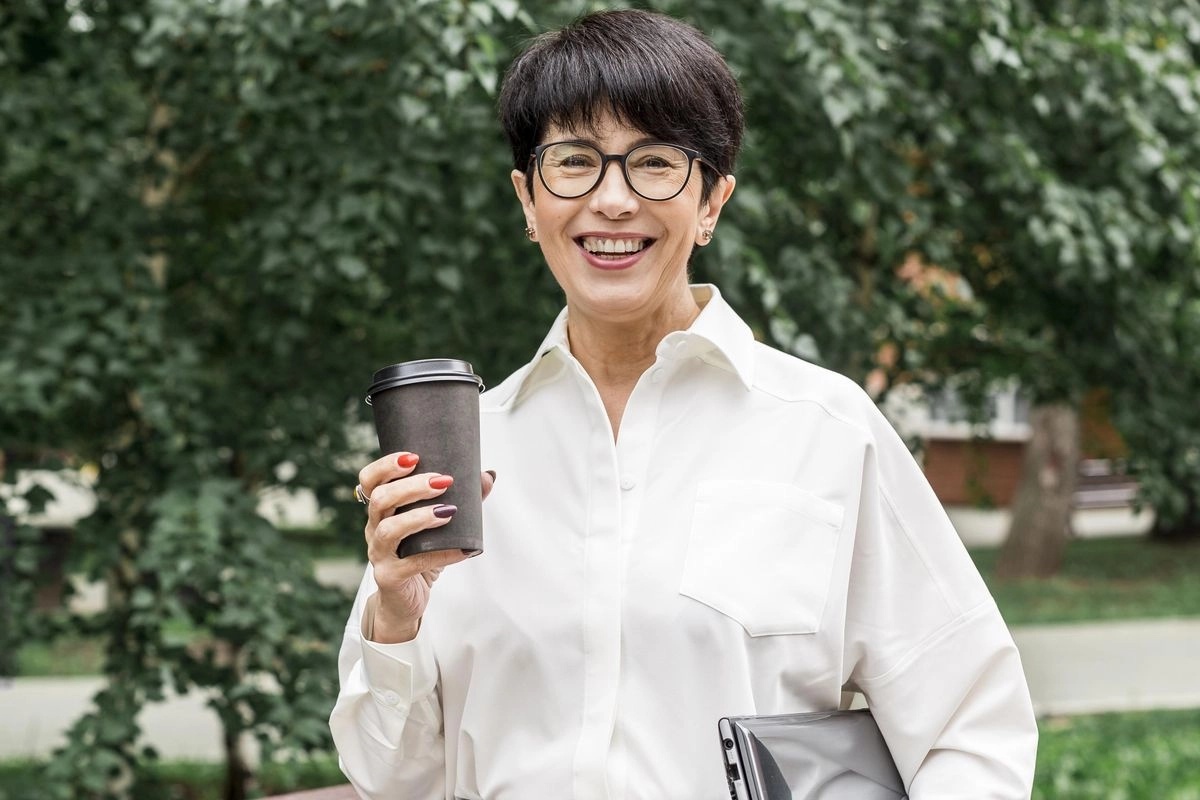 5 Tips Styling Kemeja Putih Polos untuk Usia 50-an, Elegan dan Stylish