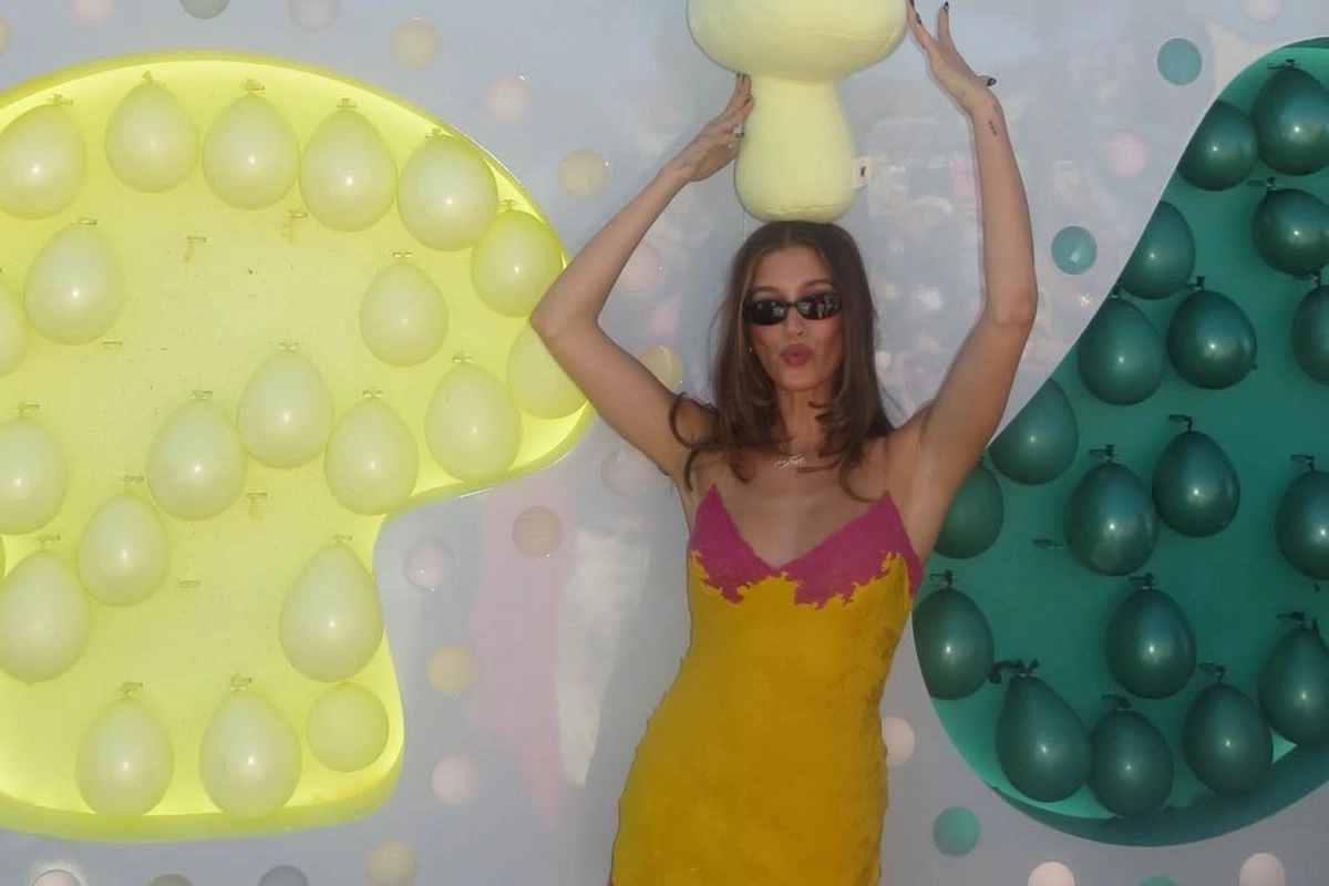 Tampil Berbeda di Coachella 2026, Gaya Hailey Bieber dari Elegan ke Santai Curi Perhatian