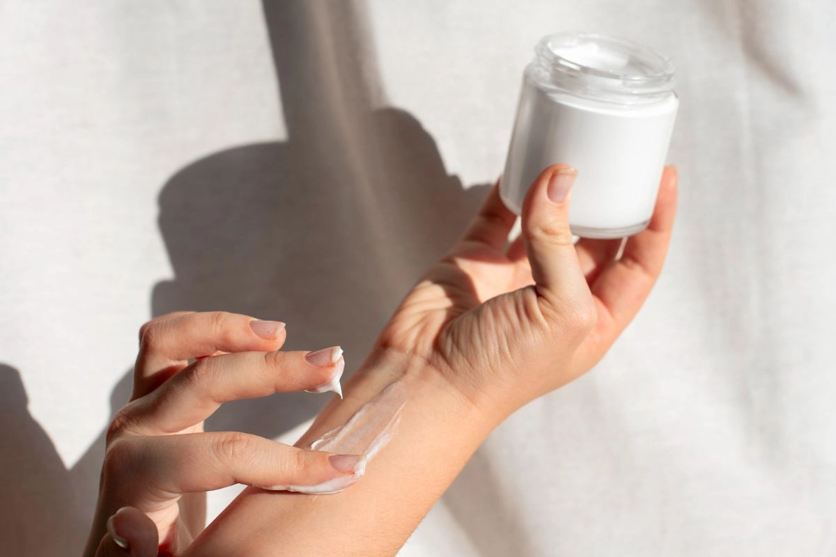 Urutan Skincare Simpel untuk Usia 60 Tahun agar Kulit Sehat Awet Muda