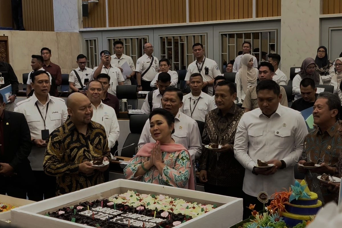 Momen Titiek Soeharto Rayakan Ulang Tahun ke-67 Usai Rapat Komisi IV DPR
