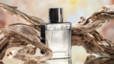 7 Parfum Pria Aroma Woody, Wangi Maskulin Mewah dan Tahan Lama!