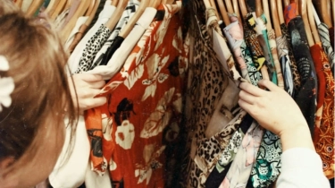 Gen Z Mulai Pilih Baju dengan Nilai, Bisakah Ini Tekan Limbah Fashion?