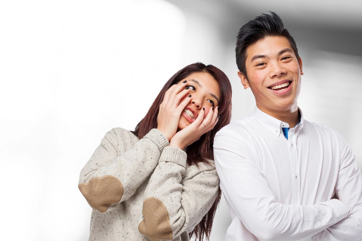 6 Ekspresi Wajah yang Tunjukkan Seseorang Naksir