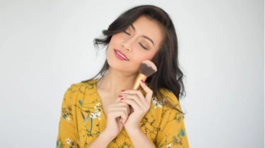 5 Bedak yang Cocok untuk Kulit Kering dan Kusam, Wajah Cerah Berseri di Usia 40 Tahun
