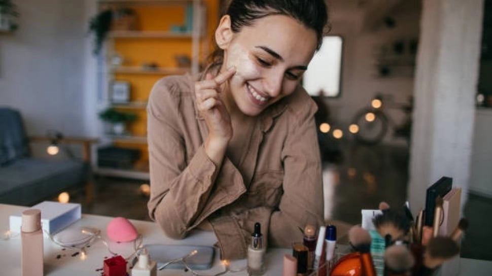 5 Perbedaan Skin Tint, Cushion, dan Foundation: Pilih Mana untuk Makeup Natural?