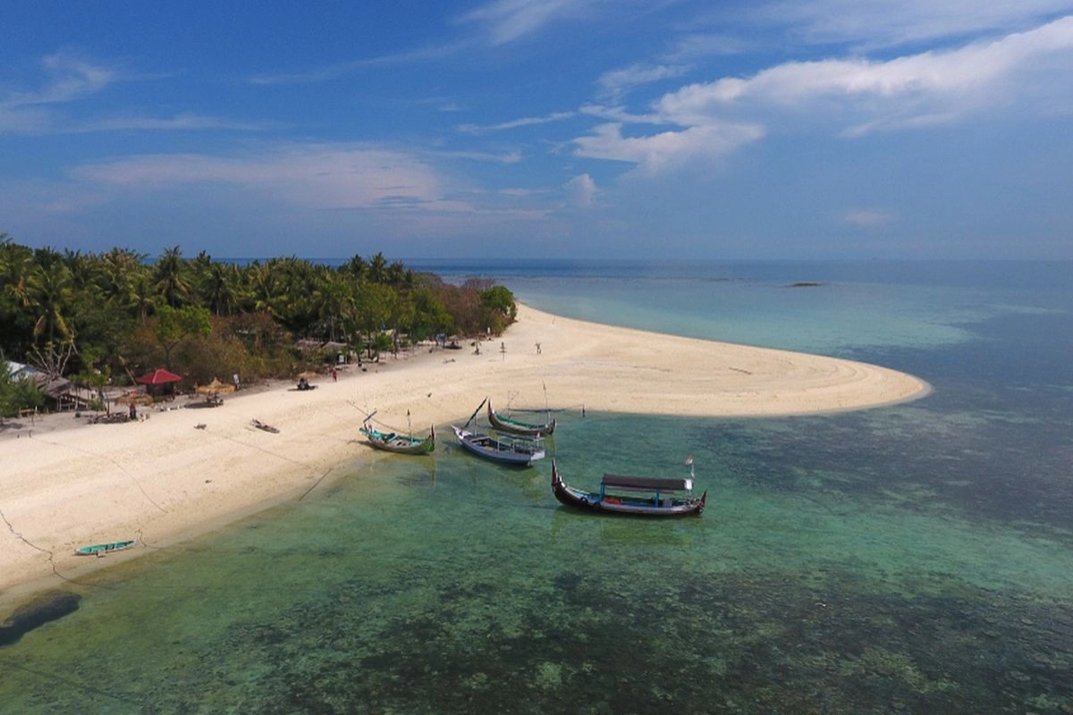 7 Pantai di Madura Ini Punya Hamparan Pasir Putih yang Memukau