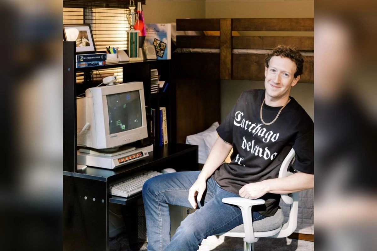Bos Facebook Mendadak Pindah Meja dan Jadi Programer Lagi