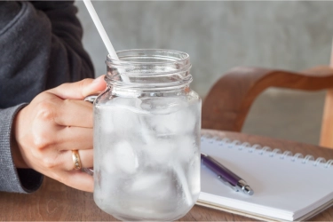 Apakah Sering Minum Air Es Ganggu Pencernaan? Ini Penjelasan Dokter