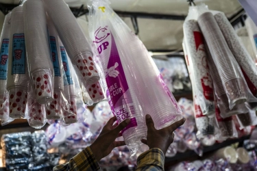 Buka-Tutup Selat Hormuz, Kapan Harga Plastik Bisa Turun?