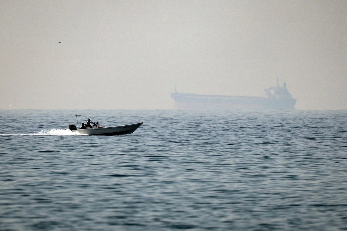 Lebih dari 20 Kapal Lintasi Selat Hormuz Saat Ketegangan Meningkat