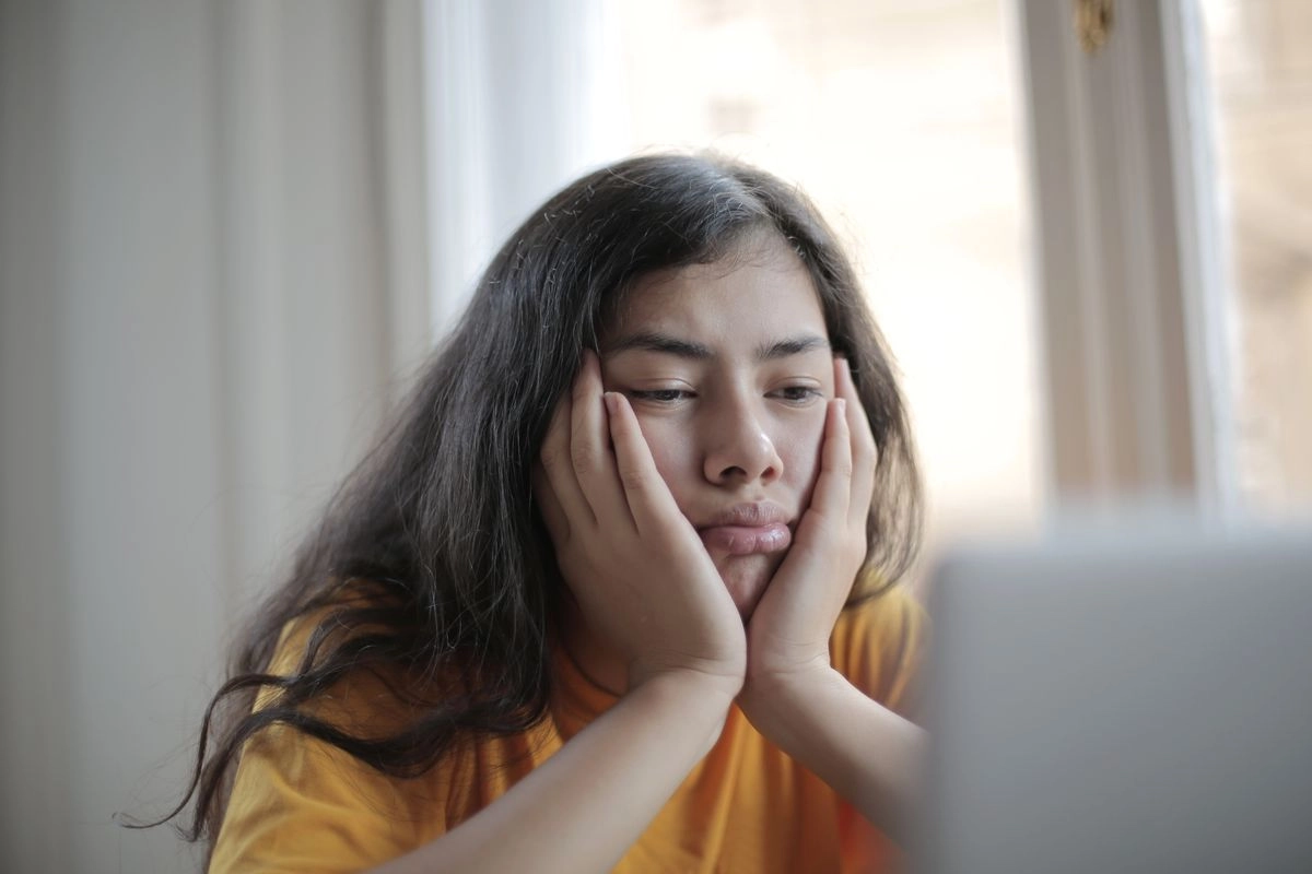 6 Kebiasaan Harian yang Menguras Energi dan Membuat Lelah Mental Menurut Psikolog