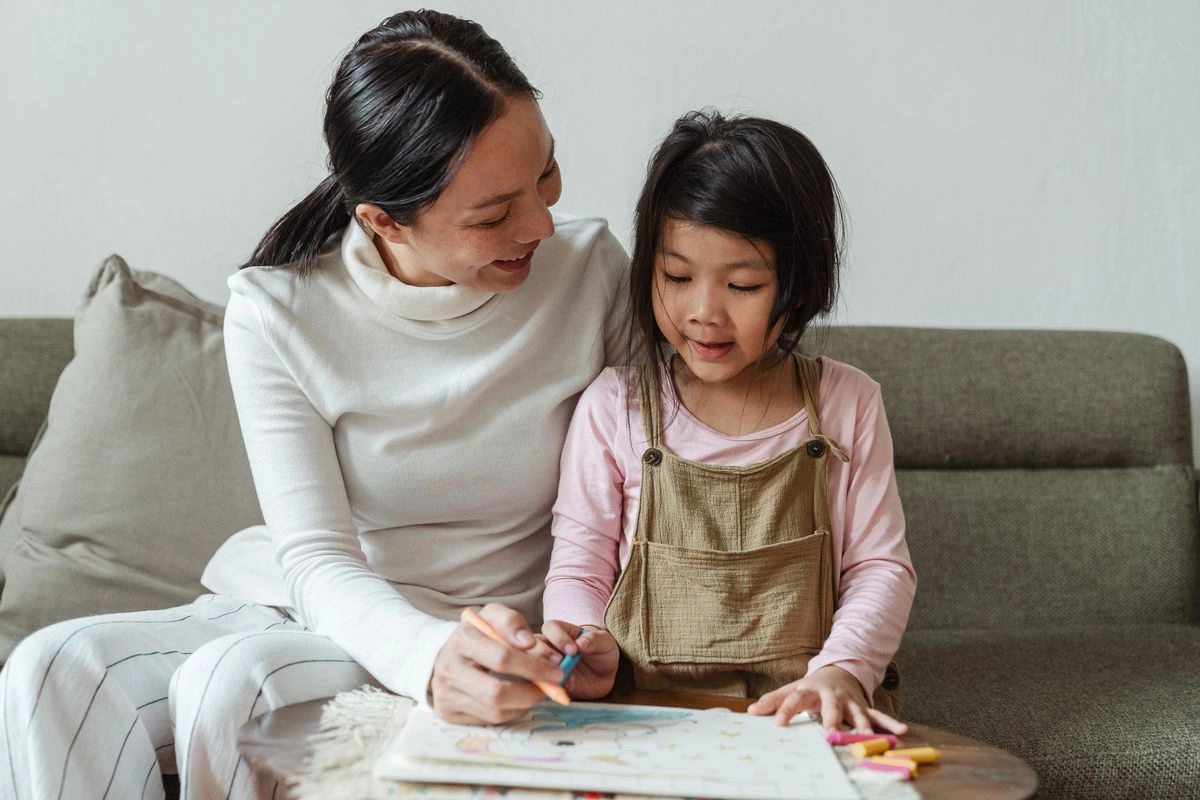 Kartini Modern Bukan Sekadar Kuat, Ini Cara Mendidik Anak Perempuan Tangguh