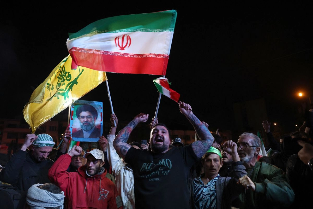 Warga Iran Pamer Rudal Balistik Jelang Gencatan Senjata Berakhir, Dukung Pemerintah